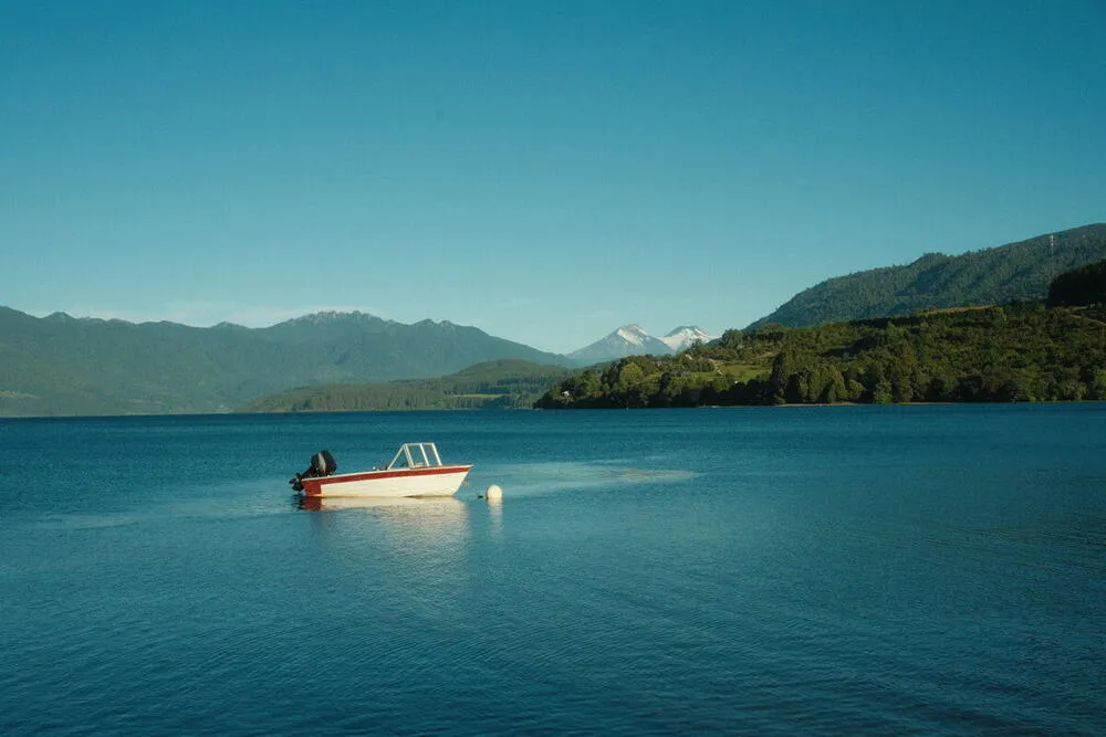 Lago Rininahue lakeside